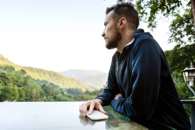 telefonda çalışan tropik serbest adam