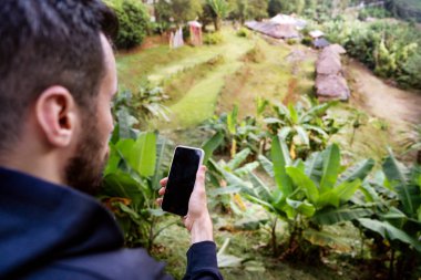 telefonda çalışan tropik serbest adam