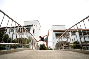 Sahilde yoga yapan bir kız.