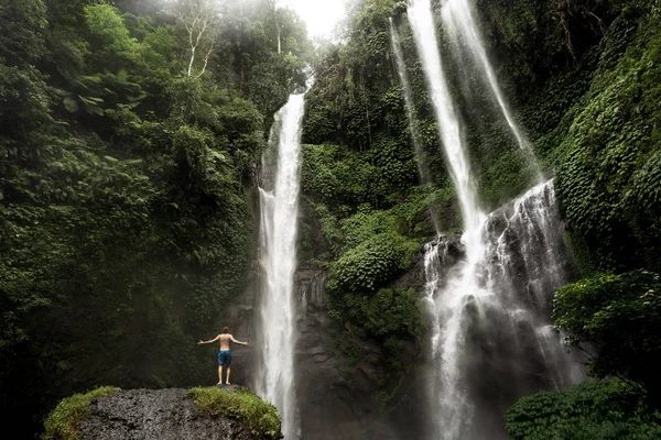 Facet Jedzie Wodospadów Indonezji Bali Widok Tyłu — Zdjęcie stockowe