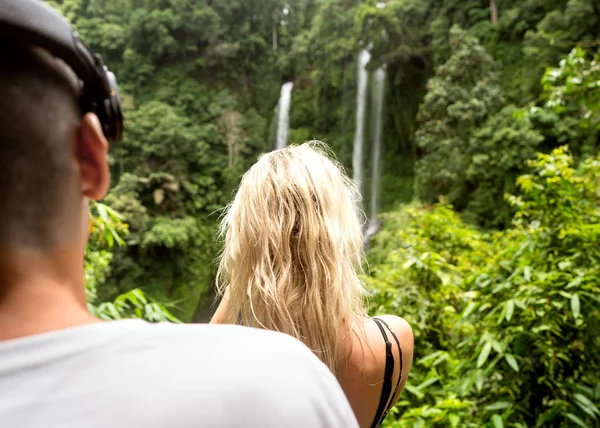Pareja enamorada viaja a cascadas en Indonesia, Bali, vista trasera — Foto de Stock