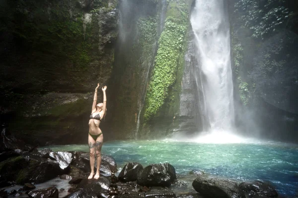 女孩旅行在印度尼西亚的瀑布 巴厘岛 — 图库照片