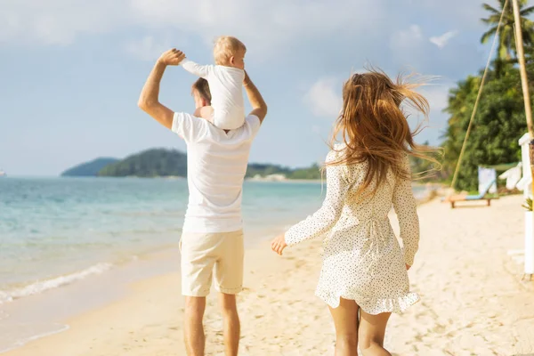 家族はタイの海に幸せ — ストック写真