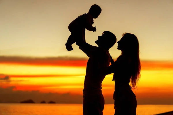 Famiglia Innamorata Del Figlio Che Abbraccia Tramonto Silhouette — Foto Stock