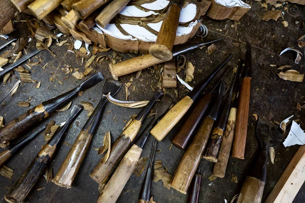 Дерев'яні інструменти знаходяться на столі біля продукту — стокове фото