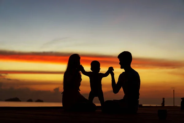 Gün Batımında Sarılarak Oğluna Aşık Aile Siluet — Stok fotoğraf