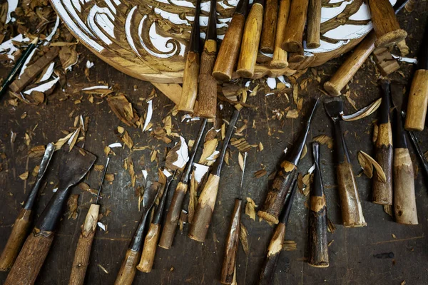 Дерев'яні інструменти знаходяться на столі біля продукту — стокове фото