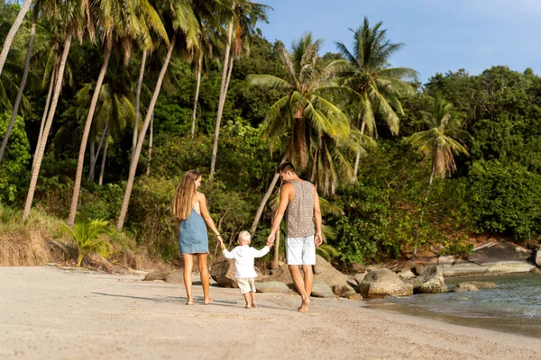 Familie verliefd op het strand met de zoon worden gespeeld — Stockfoto