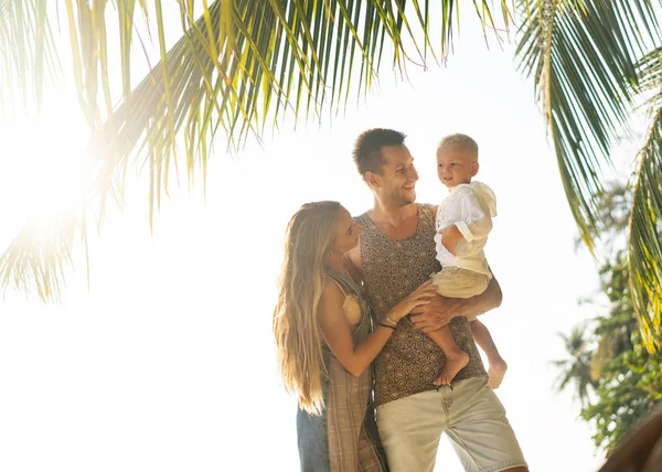 Paseo familiar por la playa al atardecer con su hijo: silueta de vista trasera — Foto de Stock