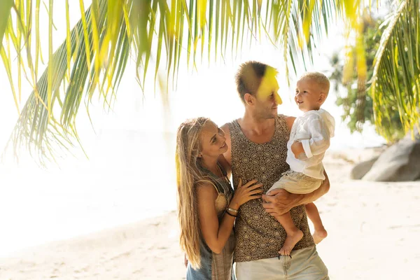 Paseo familiar por la playa al atardecer con su hijo: silueta de vista trasera — Foto de Stock