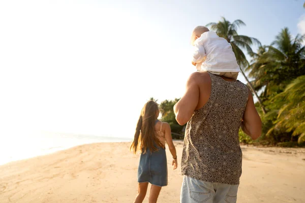 息子と一緒にビーチで遊んでいる家族は — ストック写真