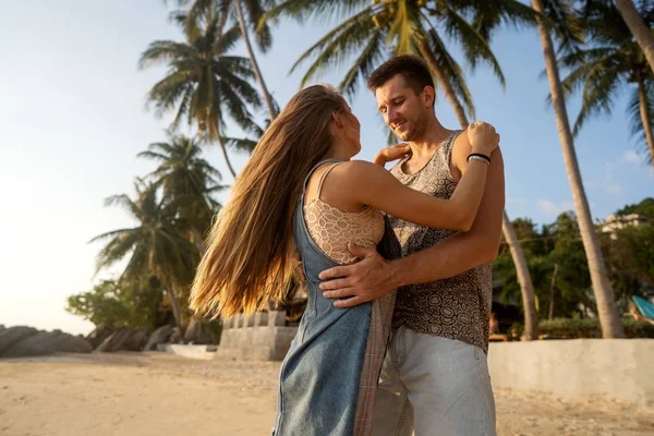 Pareja enamorada en la playa al atardecer — Foto de Stock