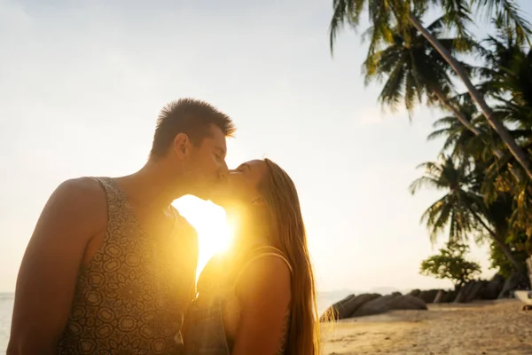 Coppia innamorata sulla spiaggia al tramonto — Foto Stock