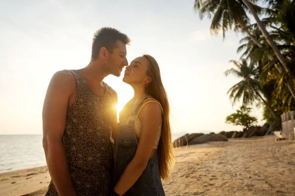Zamilovaný pár na pláži při západu slunce — Stock fotografie