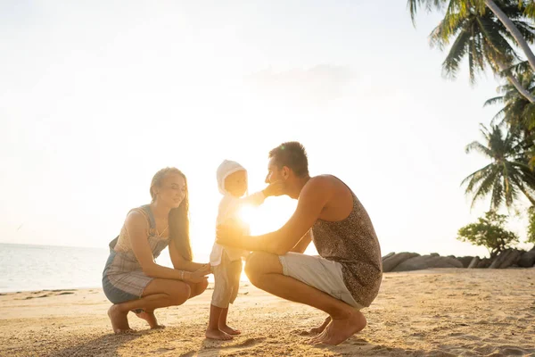 Сім'я закохана на пляжі з сином грає на сонці — стокове фото