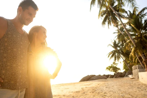 Casal apaixonado na praia ao pôr do sol — Fotografia de Stock