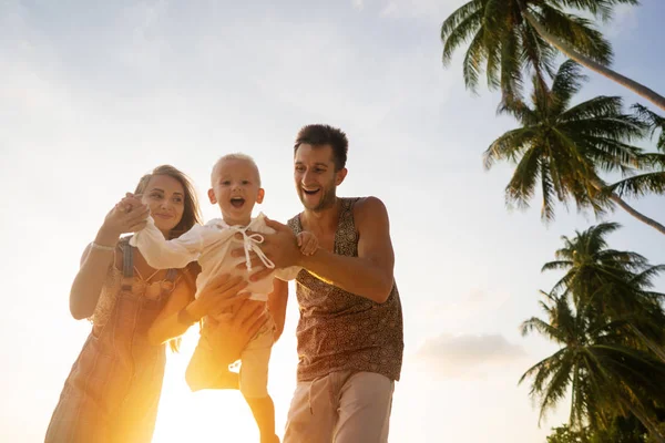 Famille amoureuse sur la plage avec son fils jouent au coucher du soleil — Photo