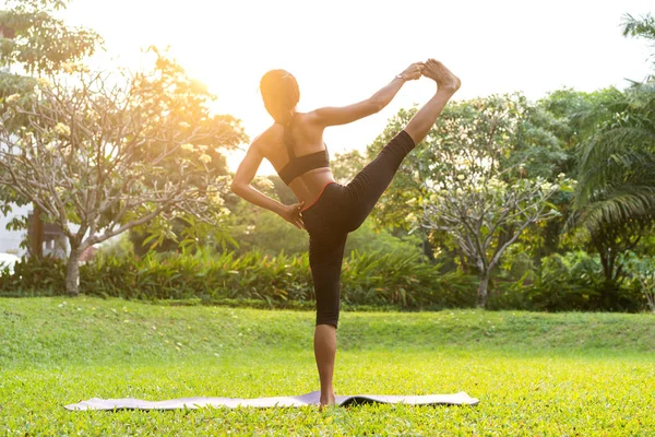 Parkta Tayland'da gün batımında yoga yapan kız — Stok fotoğraf