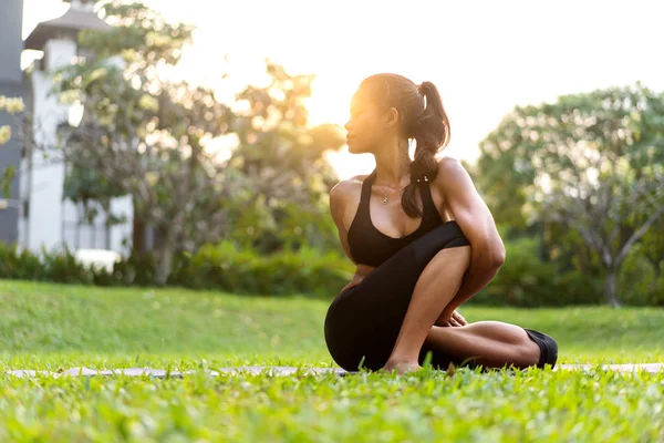 Chica haciendo yoga al atardecer en Tailandia en el parque —  Fotos de Stock