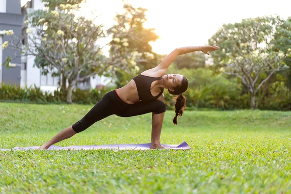 Ragazza che fa yoga al tramonto in Thailandia nel parco — Foto Stock