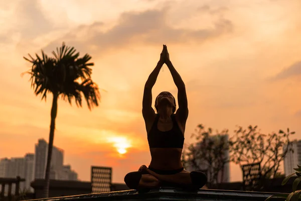 Havuz yakınında Tayland'da gün batımında yoga yapan kız — Stok fotoğraf