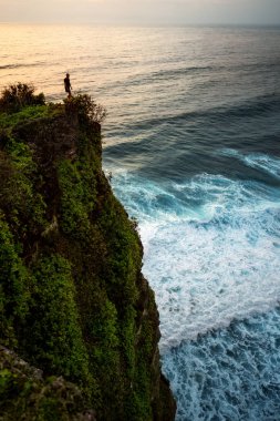 turist adam bir dağ üzerinde duruyor