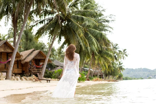 美丽的女孩在泰国的热带海滩坐在姿势 — 图库照片