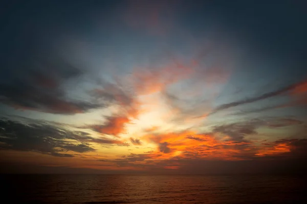 Tramonto sull'oceano a Bali — Foto Stock