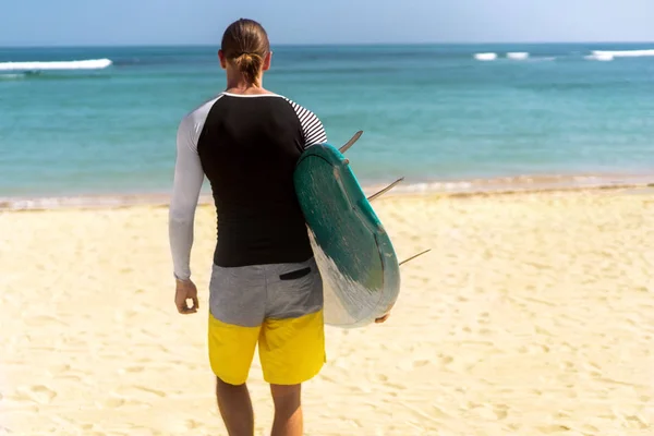 Surfer guy holding a board in his hands — Stock Photo, Image