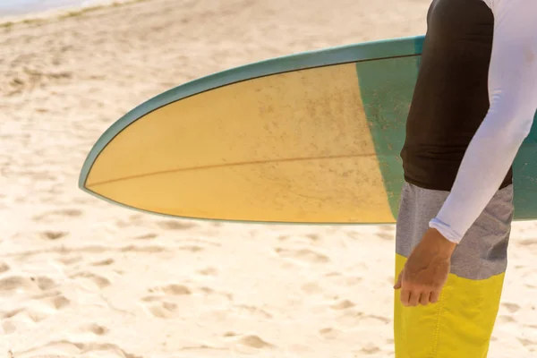 Surfeur gars tenant une planche dans ses mains — Photo