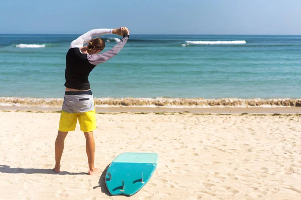 Surfeur gars tenant une planche dans ses mains — Photo