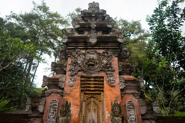 Tempel van heilige bronnen op Bali — Stockfoto