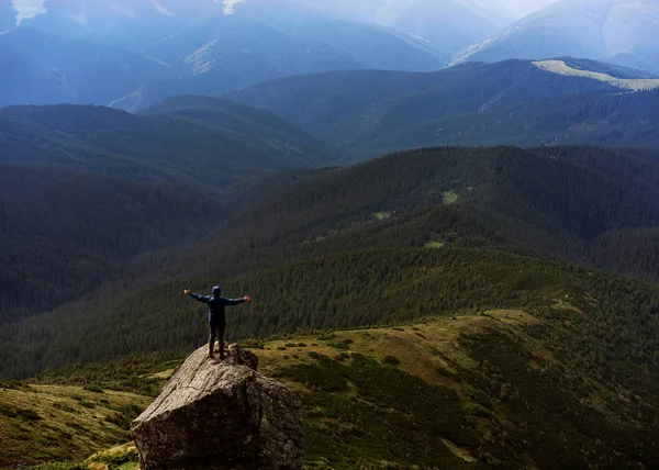 Fickó a hegyekben egy sziklán, túrázás — Stock Fotó