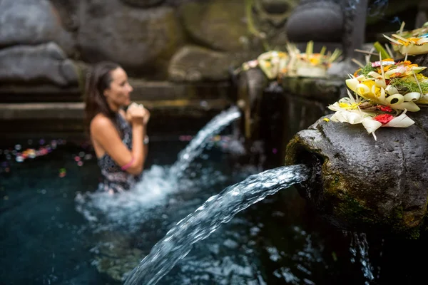 Gadis di mata air suci bali — Stok Foto