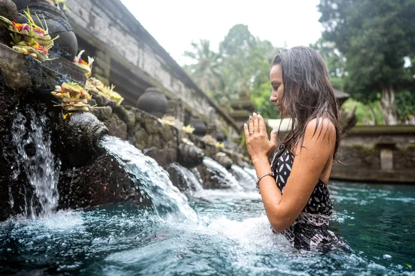 Gadis di mata air suci bali — Stok Foto