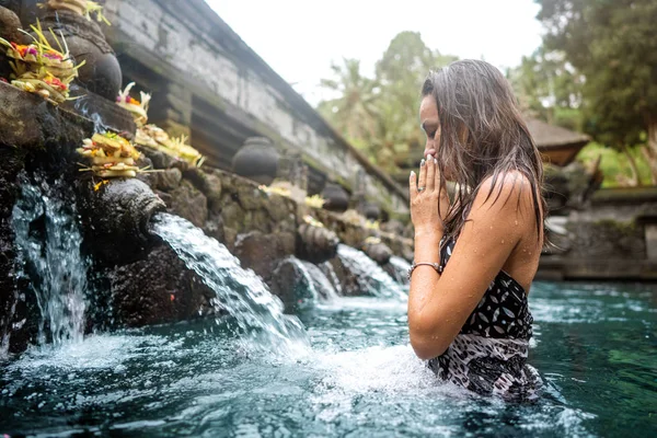 Gadis di mata air suci bali — Stok Foto