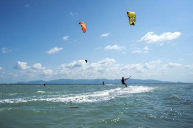 gün batımında tayland kitesurf