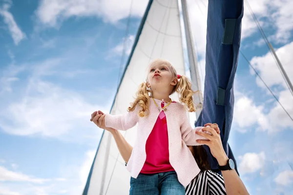 Petite fille avec sa mère sur le navire écarta les bras, concept de liberté — Photo