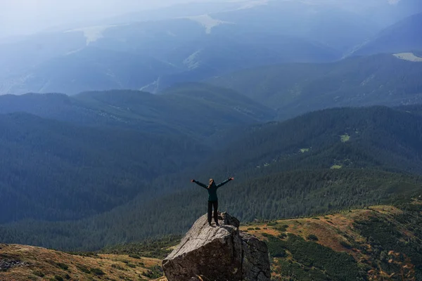 Туристка девушка в горах, концепция свободы, медиация, йога — стоковое фото