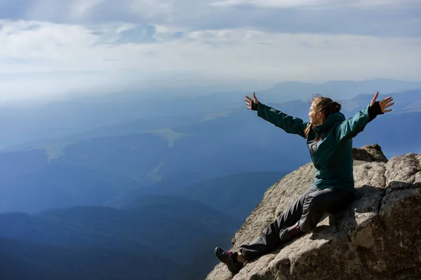 Hiker girl in the mountains, freedom concept, meditation, yoga — Stock Photo, Image