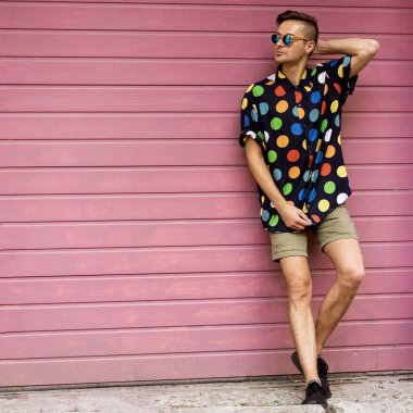 pembe bir duvarda poz güneş gözlüğü moda adam