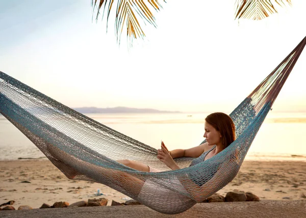 Freelancer Mädchen unter tropischen Palmen läuft auf der Insel — Stockfoto