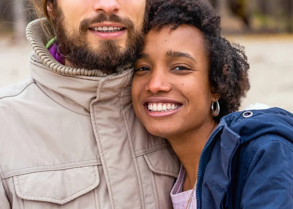 Sonbahar parkında aşık Afrikalı Amerikalı bir kızla gün batımında yürüyüşe çıkan bir adam. — Stok fotoğraf