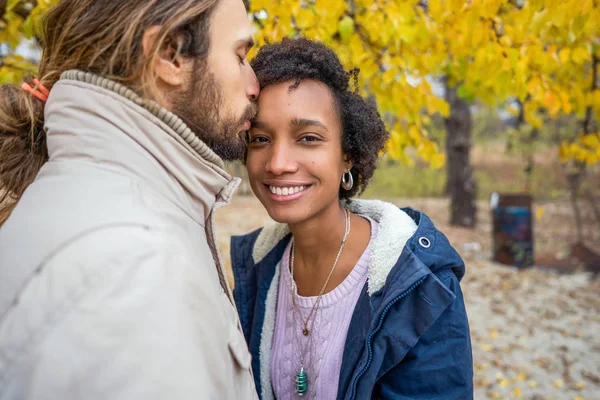 Cara com uma menina americana africana apaixonada no outono parque passeio ao pôr do sol — Fotografia de Stock