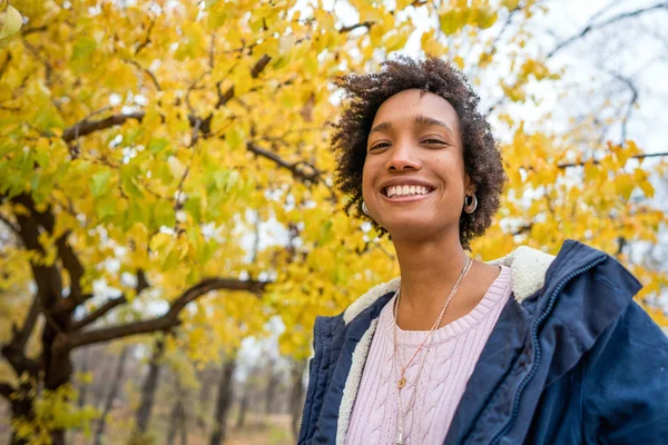 Hermosa chica africana en otoño parque al aire libre sonriendo — Foto de Stock