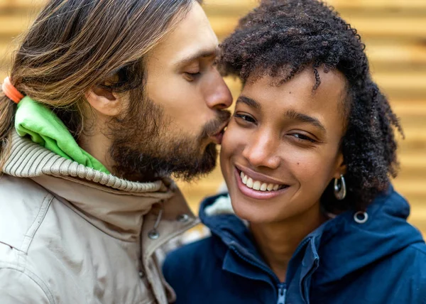 Kerl mit einem verliebten afrikanisch-amerikanischen Mädchen beim herbstlichen Parkspaziergang bei Sonnenuntergang — Stockfoto