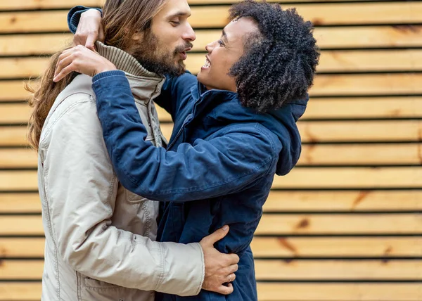 Ragazzo con una ragazza afro-americana innamorata in autunno parco passeggiata al tramonto — Foto Stock