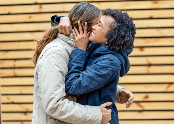 Cara com uma menina americana africana no amor no outono parque passeio em — Fotografia de Stock