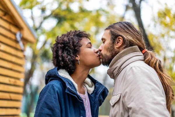 Ragazzo con una ragazza afro-americana innamorata in autunno parco passeggiata al tramonto — Foto Stock