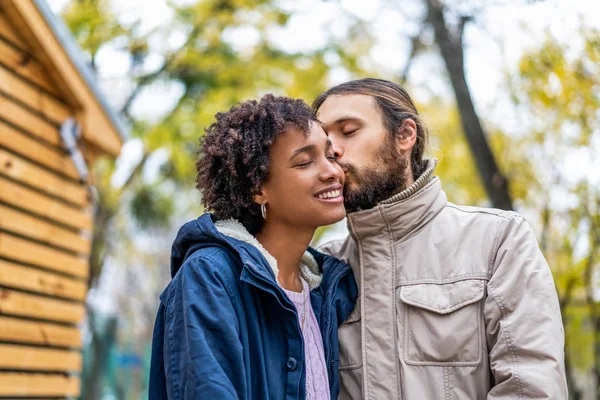 Ragazzo con una ragazza afro-americana innamorata in autunno parco passeggiata al tramonto — Foto Stock